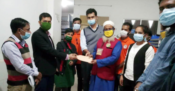 অসহায় নারীর চিকিৎসায় ডিসির অর্থ সহায়তা