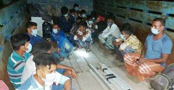 ট্রাক ভাড়া করে চাঁপাইনবাবগঞ্জ থেকে ঢাকায় আসছিলেন তারা