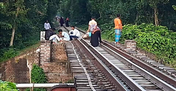 জরাজীর্ণ স্লিপারে মরণফাঁদ, ট্রেন দুর্ঘটনার আশঙ্কা