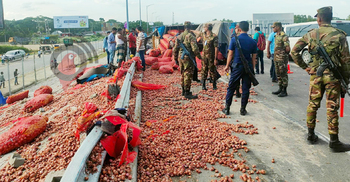 বেপরোয়া গতিতে চলছিল পদ্মা সেতুতে উল্টে যাওয়া ট্রাক