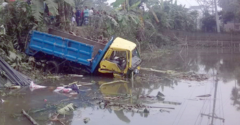 নিয়ন্ত্রণ হারিয়ে পিকআপ ডোবায়, চালক নিহত