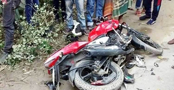 চলন্ত মোটরাইকেলে কথা বলছিলেন ফোনে, প্রাণ গেল যুবকের
