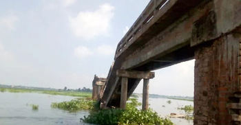 নৌকার ধাক্কায় ভেঙে পড়লো ব্রিজ