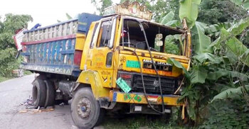 দাঁড়িয়ে থাকা ট্রাকে বাসের ধাক্কায় নিহত ১