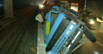 বঙ্গবন্ধু সেতুতে ট্রাক উল্টে গাছের গুঁড়ি রেললাইনে