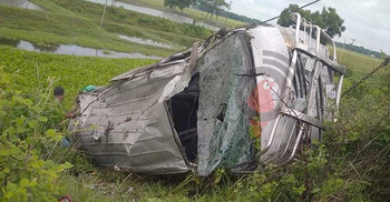 নিয়ন্ত্রণ হারিয়ে মাইক্রোবাস খাদে, র‌্যাবের ৮ সদস্য আহত