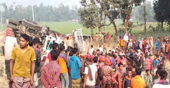 সিরাজগঞ্জে বাস-ট্রাক সংঘর্ষে নিহত ৫