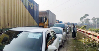 ট্রাকচাপায় অটোরিকশার যাত্রী নিহত, সড়কে তীব্র যানজট