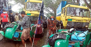 Covered van-auto rickshaw collision kills 6 in Habiganj
