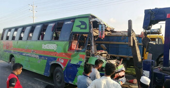 4 killed as bus hits truck on Dhaka-Tangail highway