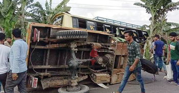 3 killed as bus hits trolley in Barishal
