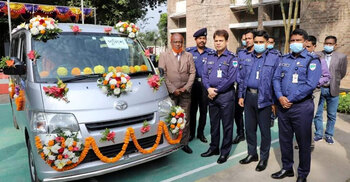 সহকর্মীর অবসরের দিনে সুসজ্জিত গাড়িতে বিদায় জানালেন এসপি