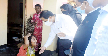 প্রতিবন্ধী বৃষ্টির মাথায় মানবতার ছাতা