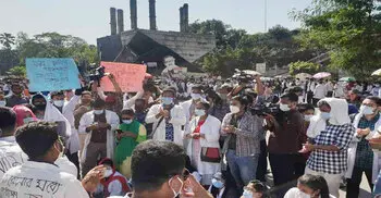 Medical, dental students block Shahbagh