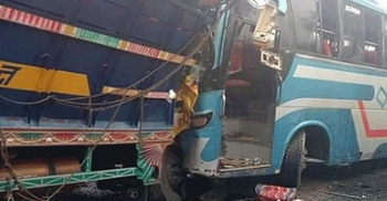 ঘন কুয়াশায় বাস-ট্রাক সংঘর্ষে হেলপার নিহত
