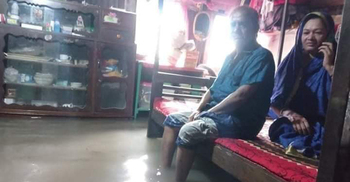 আ.লীগ নেতার বসতঘরে হাঁটুপানি