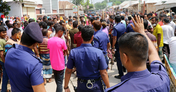 আ.লীগ নেতাকে বহিষ্কারের গুঞ্জনে লাঠি মিছিল, পুলিশ মোতায়েন