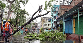 আম্ফানে বিদ্যুৎ বিচ্ছিন্ন, হারিকেন-মোমবাতি নিয়েও ব্যবসা!