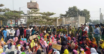 চার মাসের বেতন বকেয়া, শ্রমিকদের রাস্তা অবরোধ