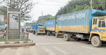 ফের ট্রাকের দখলে মেয়র আনিসুল হক সড়ক