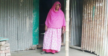 মুক্তিযুদ্ধের শেষ বুলেটে পা হারানো আনোয়ারার খবর নেয় না কেউ