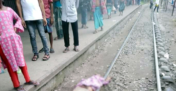 চলন্ত ট্রেনে দৌড়ে উঠতে গিয়ে হাত ফসকে নারীর মৃত্যু