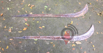 কেন্দ্রের পাশ থেকে পরিত্যক্ত দেশীয় অস্ত্র উদ্ধার