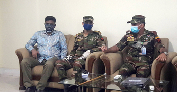 খাবারের টাকা বাঁচিয়ে অসহায়-দুস্থদের ত্রাণ দিচ্ছে সেনাবাহিনী