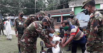সিরাজগঞ্জে দুস্থ রোগীদের পাশে সেনাবাহিনীর মেডিকেল টিম
