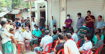 মাংস বিক্রেতাকে মারধর করায় বিক্ষোভ