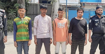 চলন্ত ট্রেনে থাবা মেরে মোবাইল ছিনিয়ে নিতেন তারা