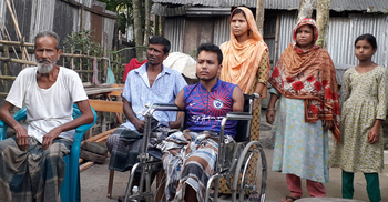 সংসারের ঘানি কাঁধে নেয়া আসিক এখন পরিবারের বোঝা