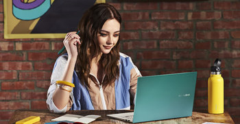 একবার চার্জে ১৫ ঘণ্টা চলবে এই ল্যাপটপ!