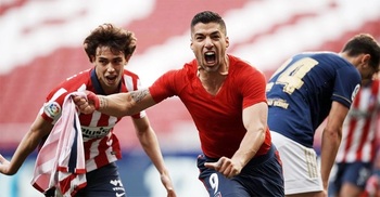 Suarez rescues Atletico on dramatic day in title race