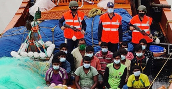 বঙ্গোপসাগরে ট্রলারসহ ১৩ ভারতীয় জেলে আটক