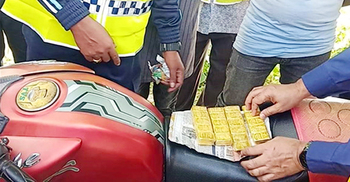 ভারতে ৭ কেজি সোনা পাচার করার সময় দুজনকে আটক