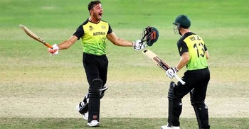 Australia stun Pakistan to reach final