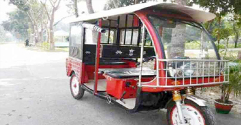 শ্লীলতাহানি থেকে বাঁচতে অটোরিকশা থেকে লাফ দিল স্কুলছাত্রী