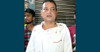 ইফতার বিতরণের সময় পৌর মেয়রকে পেটালো যুবলীগ