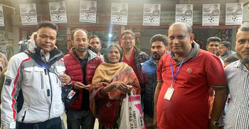 ‘ভাজা বাদাম’ গান গেয়ে বিক্রি বেড়েছে বরিশালের মুঞ্জয়ারার