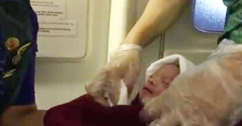 বিমানে সন্তান প্রসব, নবজাতকের কান্নায় আনন্দে আত্মহারা যাত্রীরা