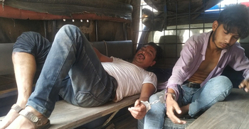 দিনদুপুরে পিকআপে ছিনতাই, পা ভেঙে পুলিশে দিলো জনতা