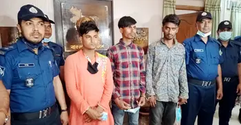 অনলাইনে বিজ্ঞাপন দিয়ে মোবাইল ছিনতাই করতেন তারা