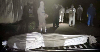 ছেলের মরদেহ নিয়ে রাস্তায় বাবা-মা, পাশে দাঁড়ালেন চেয়ারম্যান