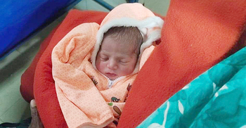 জলাশয়ের পাশে পড়ে ছিল নবজাতক, নিতে আগ্রহ প্রকাশ অনেকের