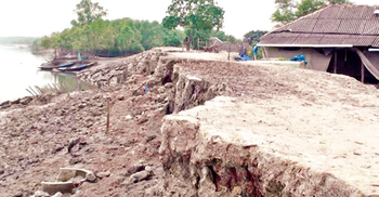 বাঁধ ভেঙে নতুন বিপদে দুই গ্রামবাসী