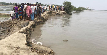 শ্যামনগরে বেড়িবাঁধে ভয়াবহ ভাঙন