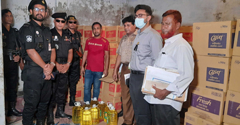 ৬৫০০ লিটার তেল মজুত রেখে জরিমানা দিলেন ৩০ হাজার