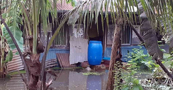 আম্ফান শেষ হলেও, ঘর থেকে পানি নামেনি তিন শতাধিক পরিবারের