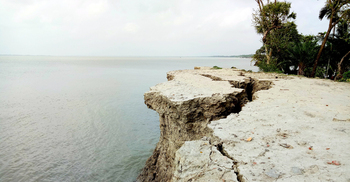 বরগুনায় সাড়ে ৯ কিলোমিটার বাঁধ ঝুঁকিপূর্ণ, আতঙ্কে উপকূলের মানুষ